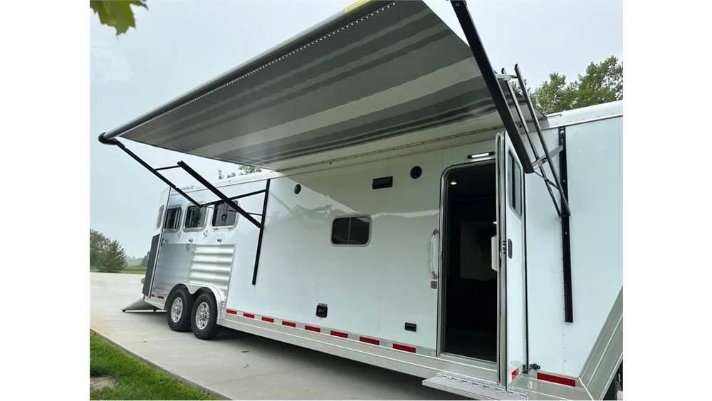Remorques 3 chevaux LQ Featherlite 2023 – Image 2